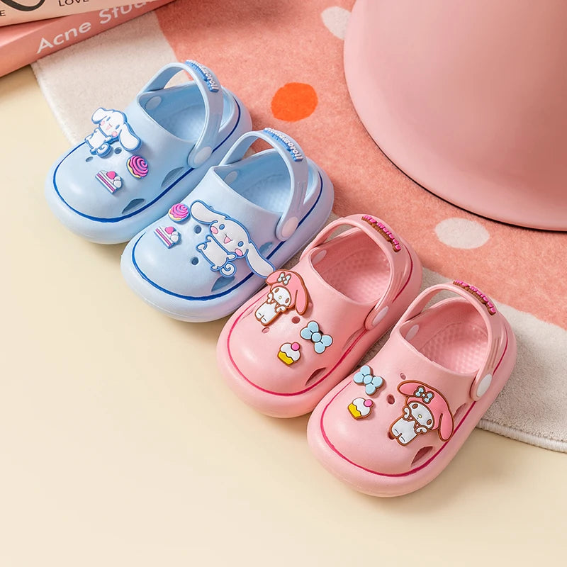 Crocs infantil, Crocs Hello Kitty, calçados infantis, sapatos Hello Kitty, Crocs confortáveis, calçados para crianças, Crocs coloridos, Hello Kitty para crianças, sapatos de verão infantil, Crocs com personagens, calçados divertidos, estilo infantil, Crocs com estampa, calçados leves para crianças, acessórios Hello Kitty, Keroppi, My Melody, Pompompurin, Badtz-Maru, Cinnamoroll, Chococat