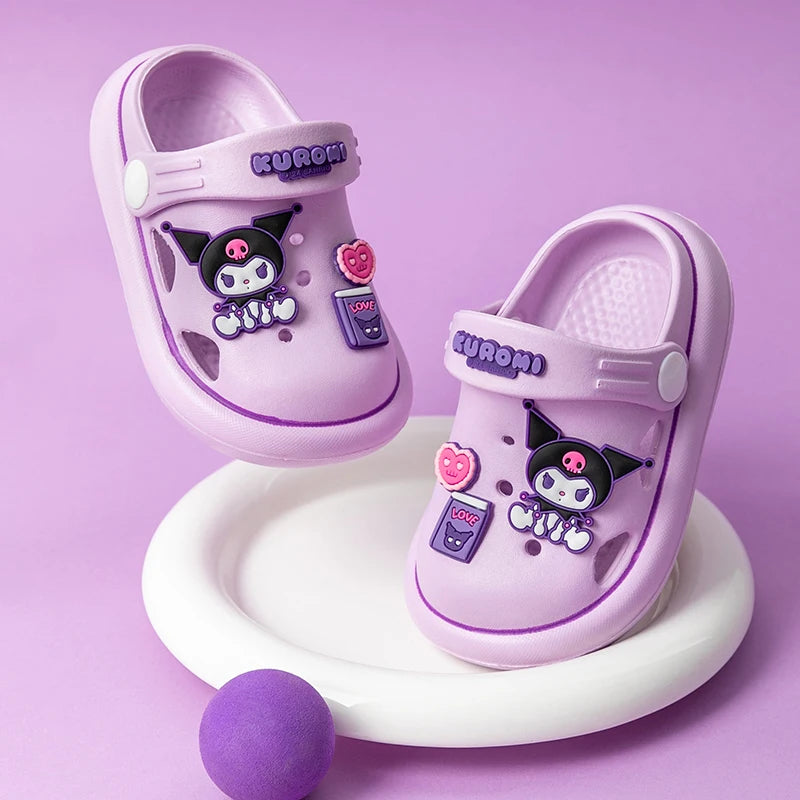 Crocs infantil, Crocs Hello Kitty, calçados infantis, sapatos Hello Kitty, Crocs confortáveis, calçados para crianças, Crocs coloridos, Hello Kitty para crianças, sapatos de verão infantil, Crocs com personagens, calçados divertidos, estilo infantil, Crocs com estampa, calçados leves para crianças, acessórios Hello Kitty, Keroppi, My Melody, Pompompurin, Badtz-Maru, Cinnamoroll, Chococat