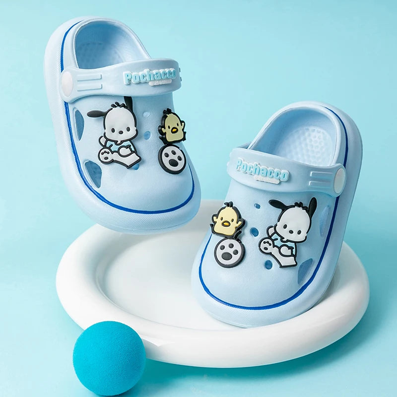 Crocs infantil, Crocs Hello Kitty, calçados infantis, sapatos Hello Kitty, Crocs confortáveis, calçados para crianças, Crocs coloridos, Hello Kitty para crianças, sapatos de verão infantil, Crocs com personagens, calçados divertidos, estilo infantil, Crocs com estampa, calçados leves para crianças, acessórios Hello Kitty, Keroppi, My Melody, Pompompurin, Badtz-Maru, Cinnamoroll, Chococat