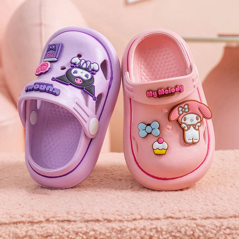 Crocs infantil, Crocs Hello Kitty, calçados infantis, sapatos Hello Kitty, Crocs confortáveis, calçados para crianças, Crocs coloridos, Hello Kitty para crianças, sapatos de verão infantil, Crocs com personagens, calçados divertidos, estilo infantil, Crocs com estampa, calçados leves para crianças, acessórios Hello Kitty, Keroppi, My Melody, Pompompurin, Badtz-Maru, Cinnamoroll, Chococat