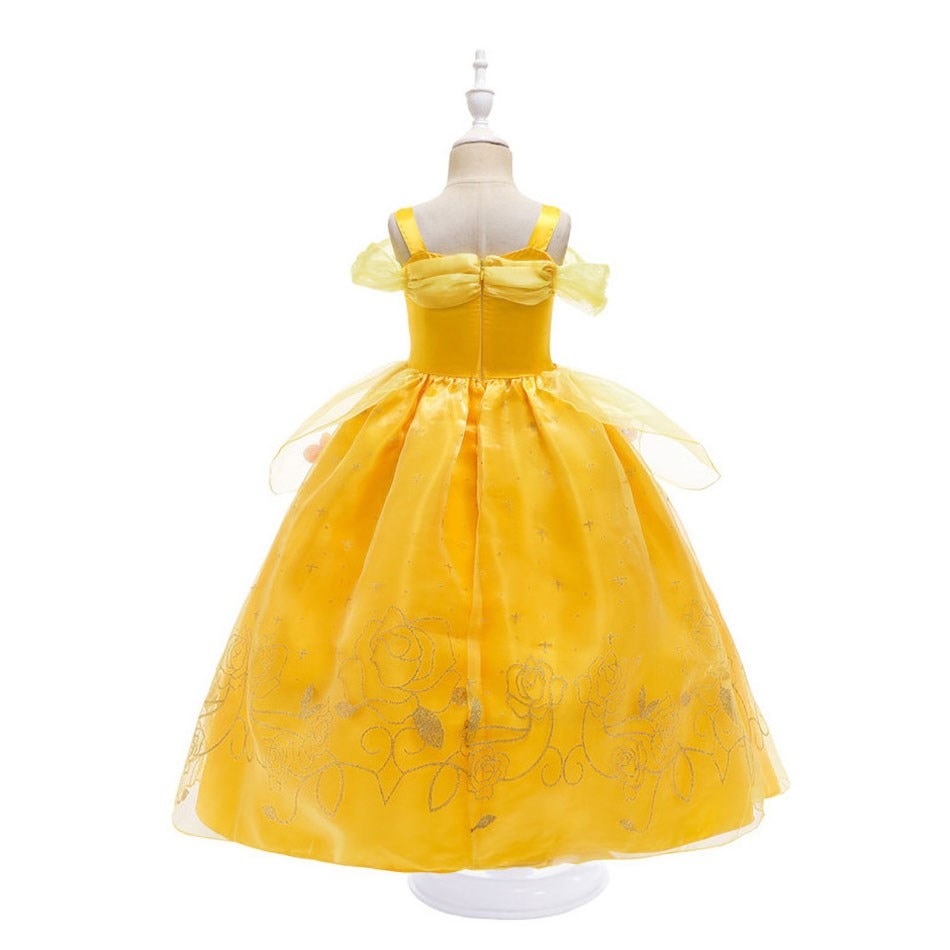 Vestir-se como personagem  Vestir como Bela  Vestimenta elegante  Vestido de princesa  Universo encantado  Traje autêntico  Sonhos realizados  Sonho de princesa  Realeza infantil  Princesa da Disney  Princesa clássica  Moda infantil  Magia dos contos de fadas  Festa a fantasia