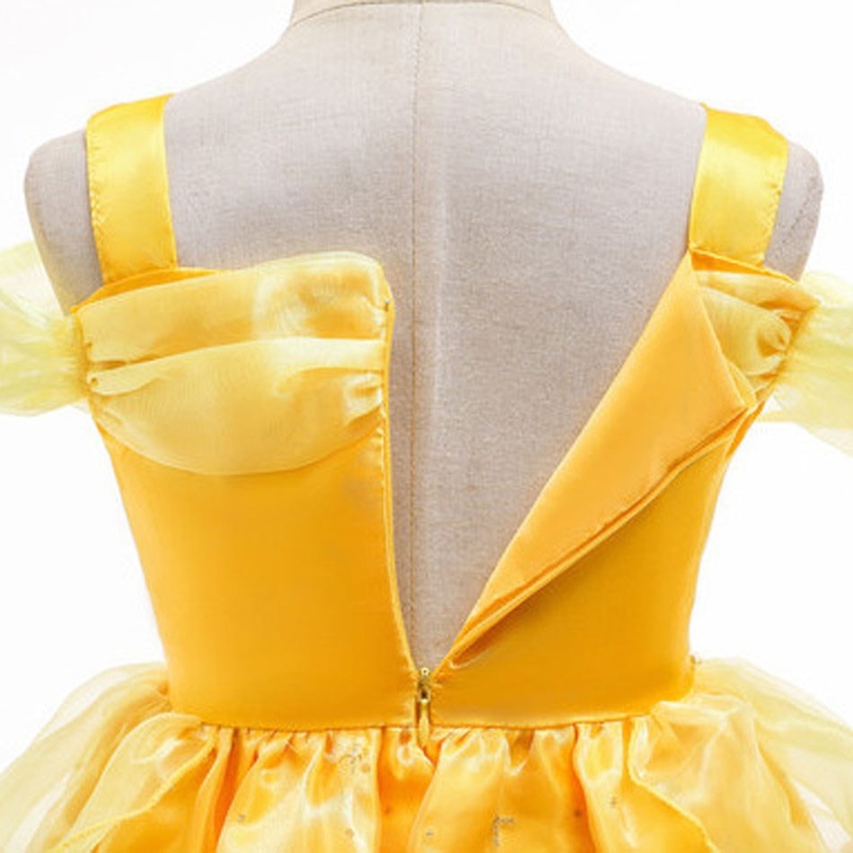 Vestir-se como personagem  Vestir como Bela  Vestimenta elegante  Vestido de princesa  Universo encantado  Traje autêntico  Sonhos realizados  Sonho de princesa  Realeza infantil  Princesa da Disney  Princesa clássica  Moda infantil  Magia dos contos de fadas  Festa a fantasia
