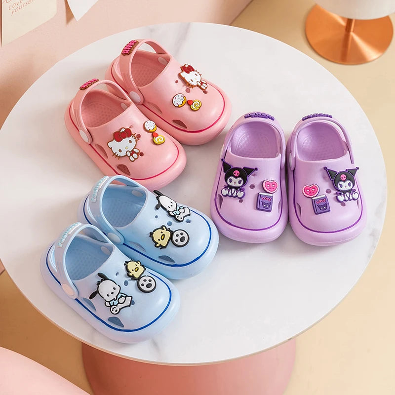 Crocs infantil, Crocs Hello Kitty, calçados infantis, sapatos Hello Kitty, Crocs confortáveis, calçados para crianças, Crocs coloridos, Hello Kitty para crianças, sapatos de verão infantil, Crocs com personagens, calçados divertidos, estilo infantil, Crocs com estampa, calçados leves para crianças, acessórios Hello Kitty, Keroppi, My Melody, Pompompurin, Badtz-Maru, Cinnamoroll, Chococat