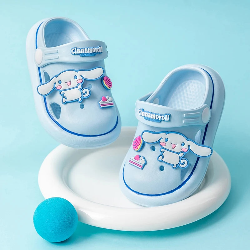 Crocs infantil, Crocs Hello Kitty, calçados infantis, sapatos Hello Kitty, Crocs confortáveis, calçados para crianças, Crocs coloridos, Hello Kitty para crianças, sapatos de verão infantil, Crocs com personagens, calçados divertidos, estilo infantil, Crocs com estampa, calçados leves para crianças, acessórios Hello Kitty, Keroppi, My Melody, Pompompurin, Badtz-Maru, Cinnamoroll, Chococat