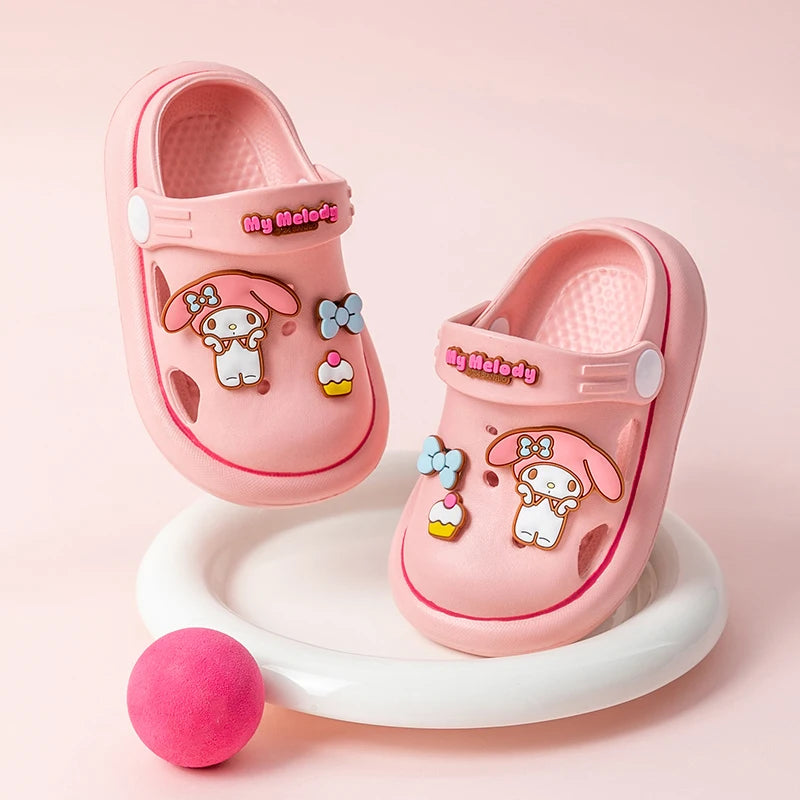 4Crocs infantil, Crocs Hello Kitty, calçados infantis, sapatos Hello Kitty, Crocs confortáveis, calçados para crianças, Crocs coloridos, Hello Kitty para crianças, sapatos de verão infantil, Crocs com personagens, calçados divertidos, estilo infantil, Crocs com estampa, calçados leves para crianças, acessórios Hello Kitty, Keroppi, My Melody, Pompompurin, Badtz-Maru, Cinnamoroll, Chococat