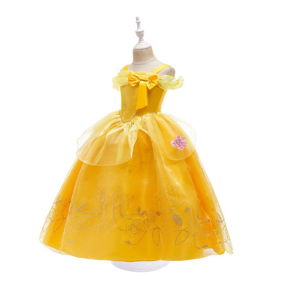 Vestir-se como personagem  Vestir como Bela  Vestimenta elegante  Vestido de princesa  Universo encantado  Traje autêntico  Sonhos realizados  Sonho de princesa  Realeza infantil  Princesa da Disney  Princesa clássica  Moda infantil  Magia dos contos de fadas  Festa a fantasia