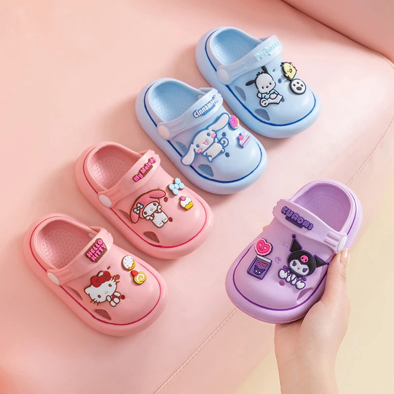 Crocs infantil, Crocs Hello Kitty, calçados infantis, sapatos Hello Kitty, Crocs confortáveis, calçados para crianças, Crocs coloridos, Hello Kitty para crianças, sapatos de verão infantil, Crocs com personagens, calçados divertidos, estilo infantil, Crocs com estampa, calçados leves para crianças, acessórios Hello Kitty, Keroppi, My Melody, Pompompurin, Badtz-Maru, Cinnamoroll, Chococat