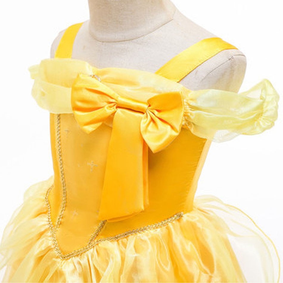 Vestir-se como personagem  Vestir como Bela  Vestimenta elegante  Vestido de princesa  Universo encantado  Traje autêntico  Sonhos realizados  Sonho de princesa  Realeza infantil  Princesa da Disney  Princesa clássica  Moda infantil  Magia dos contos de fadas  Festa a fantasia