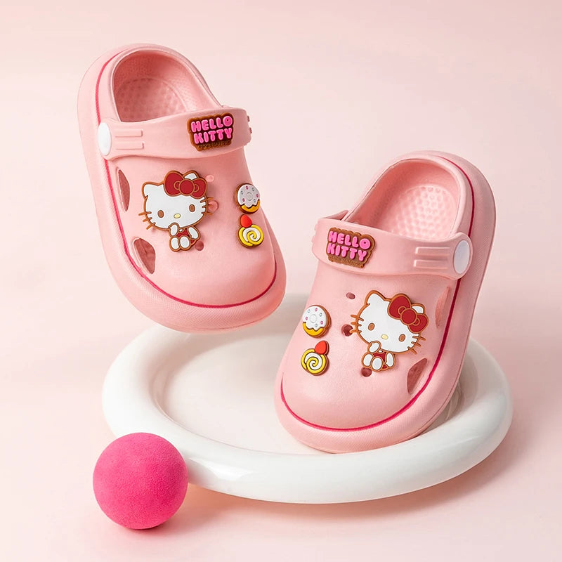 Crocs infantil, Crocs Hello Kitty, calçados infantis, sapatos Hello Kitty, Crocs confortáveis, calçados para crianças, Crocs coloridos, Hello Kitty para crianças, sapatos de verão infantil, Crocs com personagens, calçados divertidos, estilo infantil, Crocs com estampa, calçados leves para crianças, acessórios Hello Kitty, Keroppi, My Melody, Pompompurin, Badtz-Maru, Cinnamoroll, Chococat