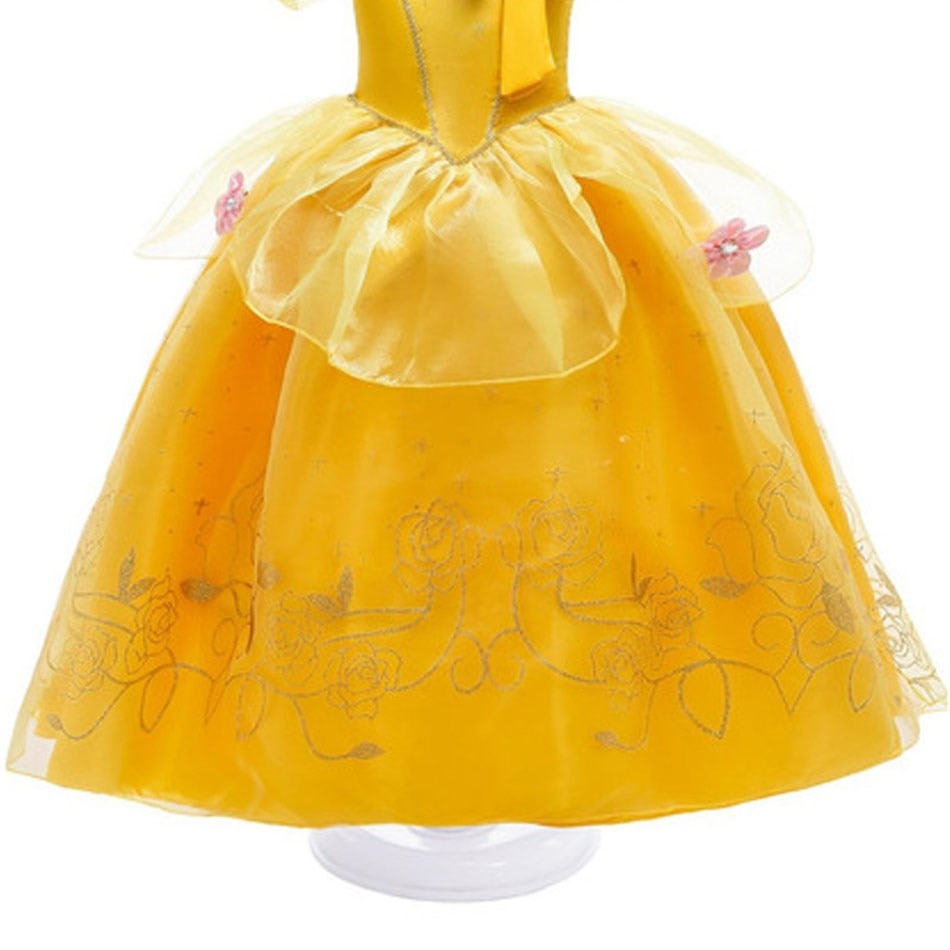 Vestir-se como personagem  Vestir como Bela  Vestimenta elegante  Vestido de princesa  Universo encantado  Traje autêntico  Sonhos realizados  Sonho de princesa  Realeza infantil  Princesa da Disney  Princesa clássica  Moda infantil  Magia dos contos de fadas  Festa a fantasia