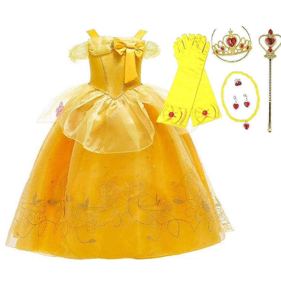 Vestir-se como personagem  Vestir como Bela  Vestimenta elegante  Vestido de princesa  Universo encantado  Traje autêntico  Sonhos realizados  Sonho de princesa  Realeza infantil  Princesa da Disney  Princesa clássica  Moda infantil  Magia dos contos de fadas  Festa a fantasia